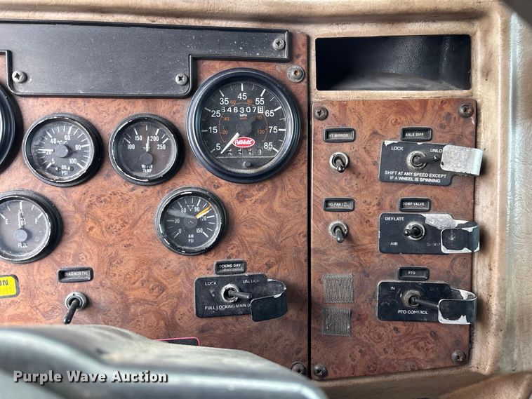 image for item DU0483 2005 Peterbilt PB335 vacuum truck