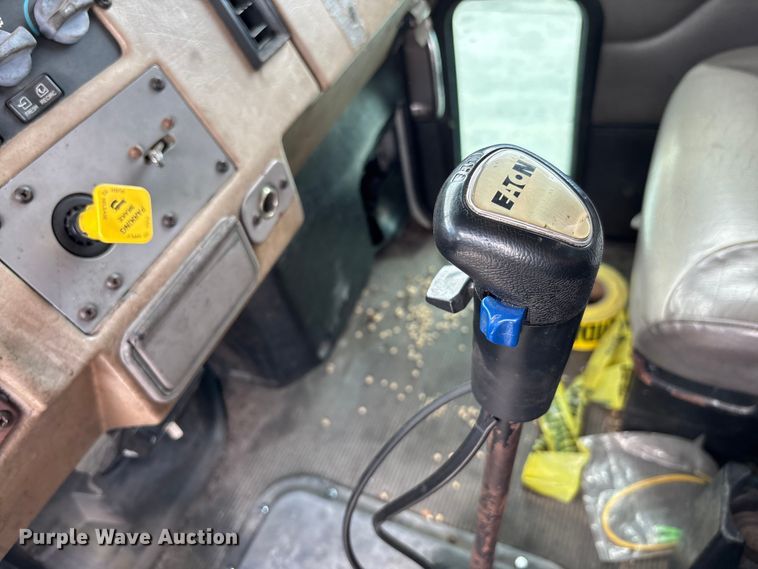 image for item DU0483 2005 Peterbilt PB335 vacuum truck