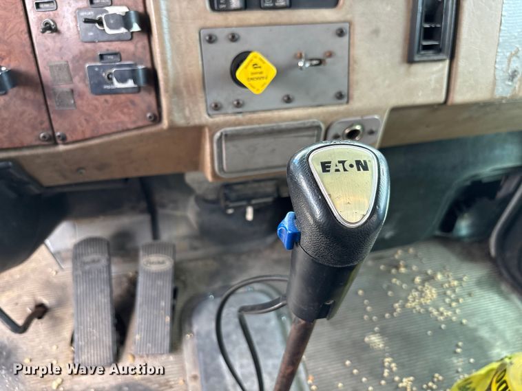 image for item DU0483 2005 Peterbilt PB335 vacuum truck