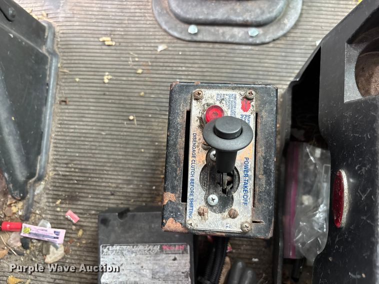 image for item DU0483 2005 Peterbilt PB335 vacuum truck