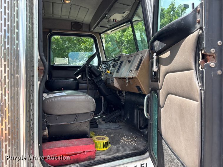 image for item DU0483 2005 Peterbilt PB335 vacuum truck