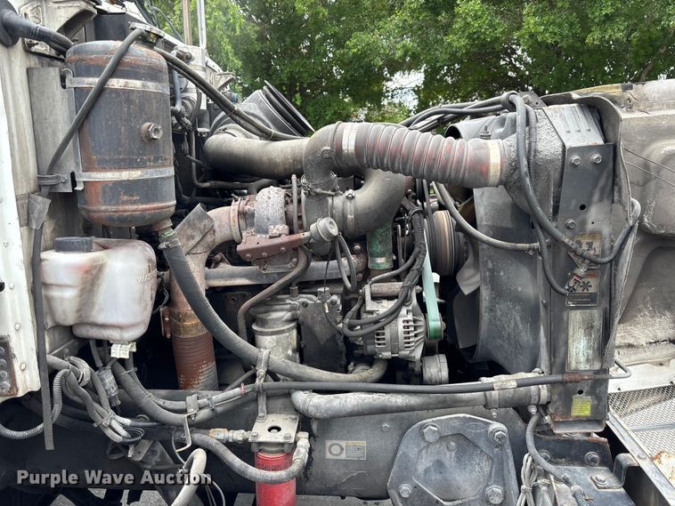 image for item DU0483 2005 Peterbilt PB335 vacuum truck