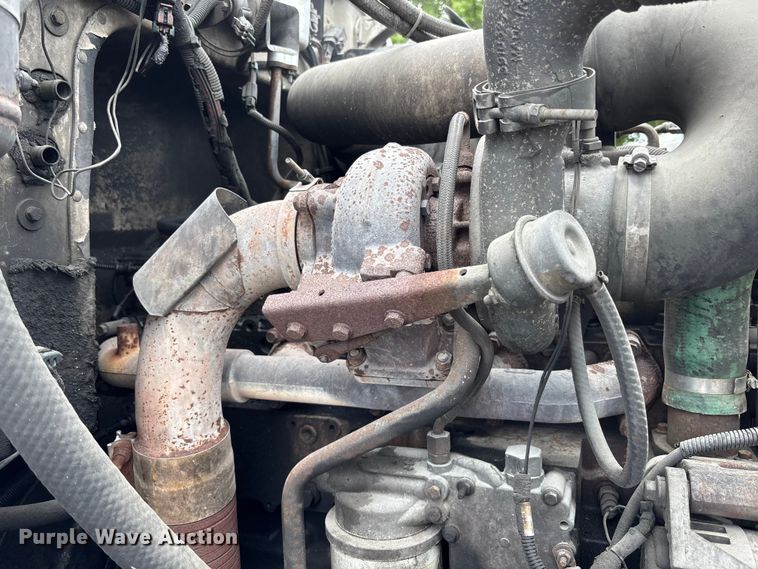 image for item DU0483 2005 Peterbilt PB335 vacuum truck