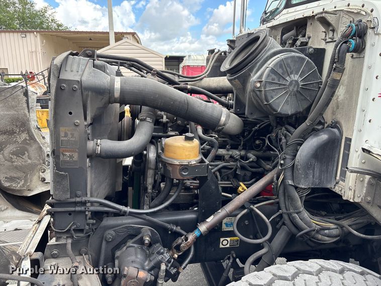 image for item DU0483 2005 Peterbilt PB335 vacuum truck