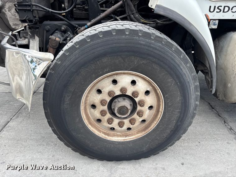 image for item DU0483 2005 Peterbilt PB335 vacuum truck