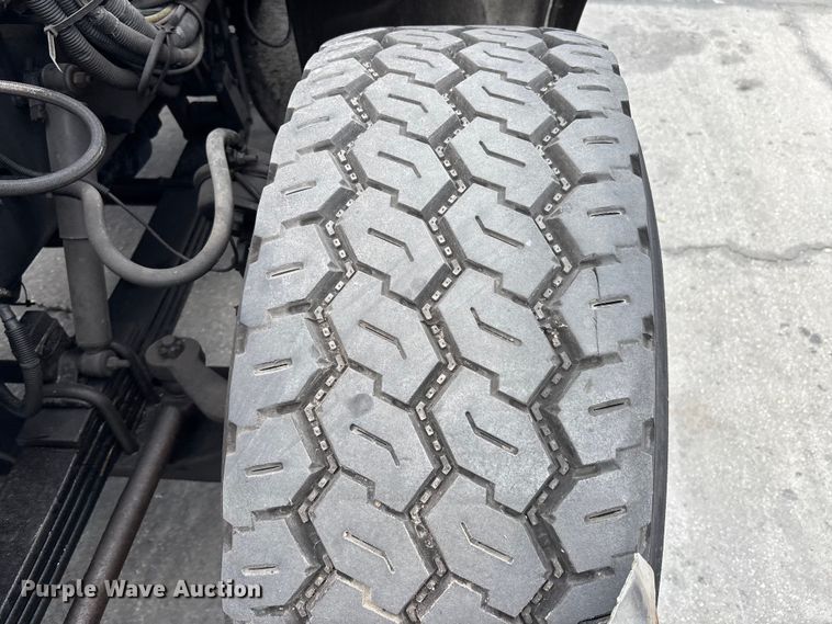 image for item DU0483 2005 Peterbilt PB335 vacuum truck