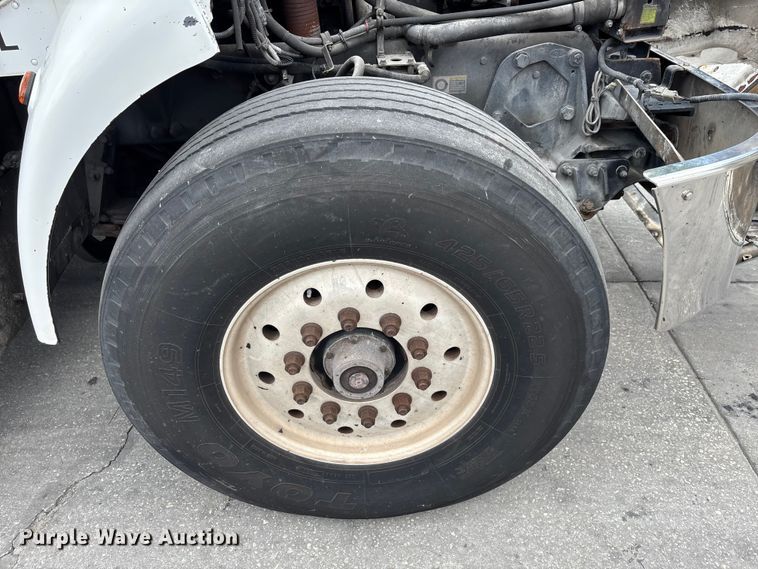 image for item DU0483 2005 Peterbilt PB335 vacuum truck