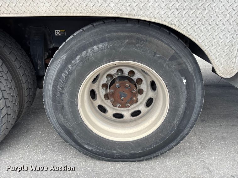 image for item DU0483 2005 Peterbilt PB335 vacuum truck