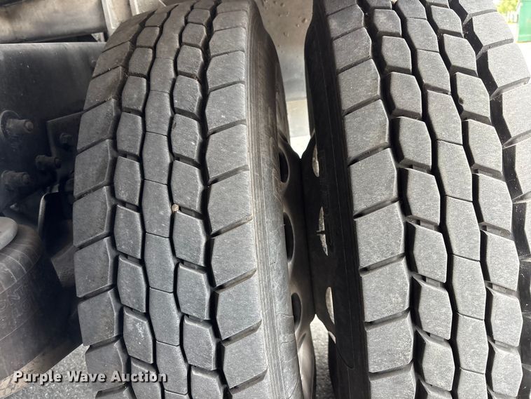 image for item DU0483 2005 Peterbilt PB335 vacuum truck