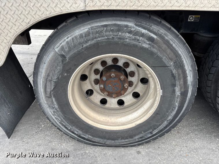 image for item DU0483 2005 Peterbilt PB335 vacuum truck