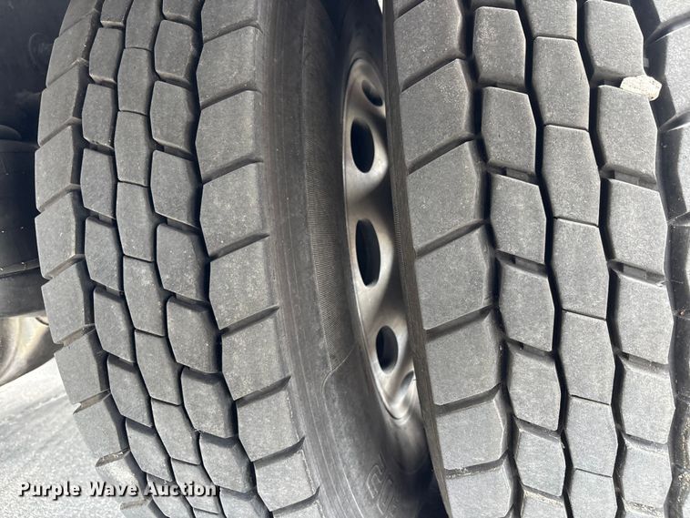 image for item DU0483 2005 Peterbilt PB335 vacuum truck