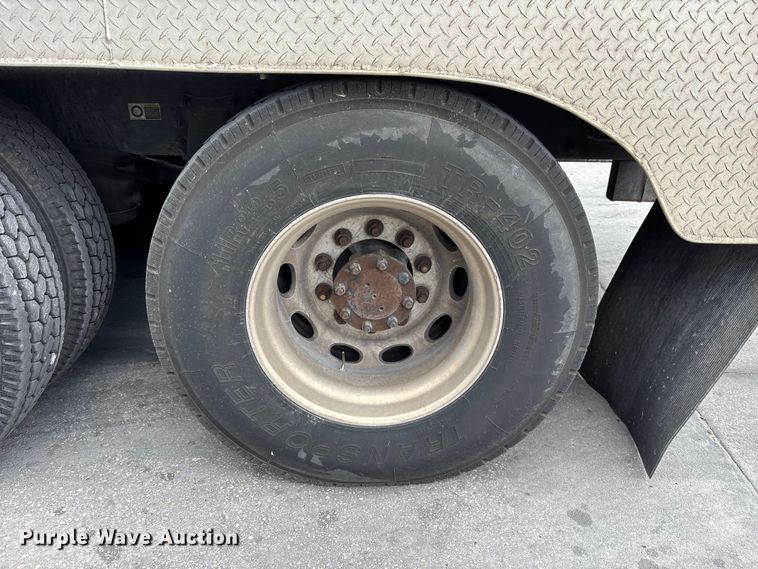 image for item DU0483 2005 Peterbilt PB335 vacuum truck