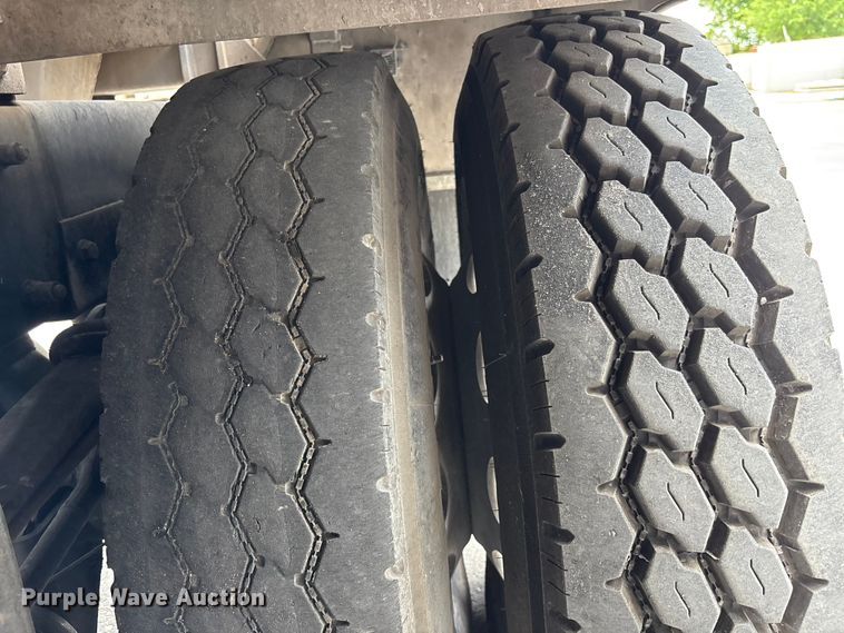 image for item DU0483 2005 Peterbilt PB335 vacuum truck