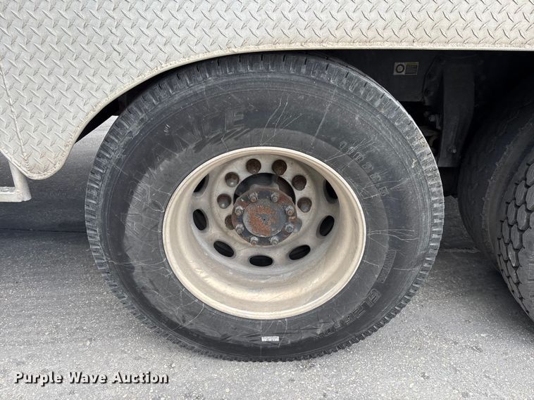 image for item DU0483 2005 Peterbilt PB335 vacuum truck