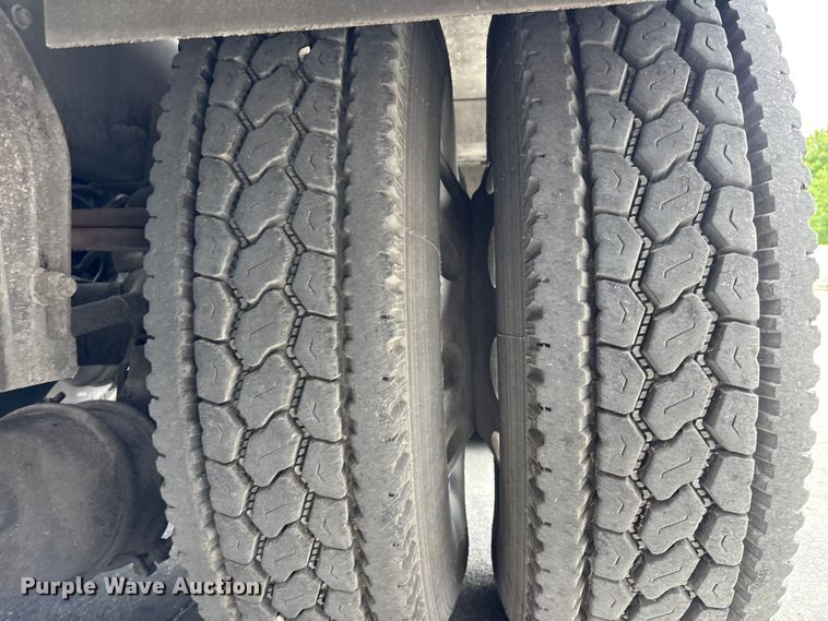 image for item DU0483 2005 Peterbilt PB335 vacuum truck