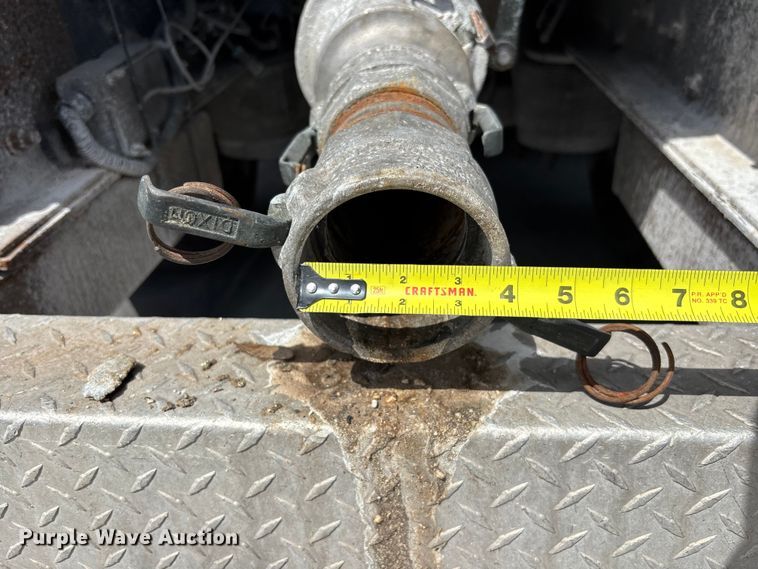 image for item DU0483 2005 Peterbilt PB335 vacuum truck