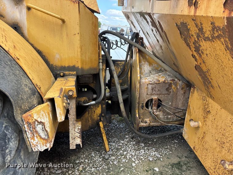 image for item DV4260 Caterpillar water wagon