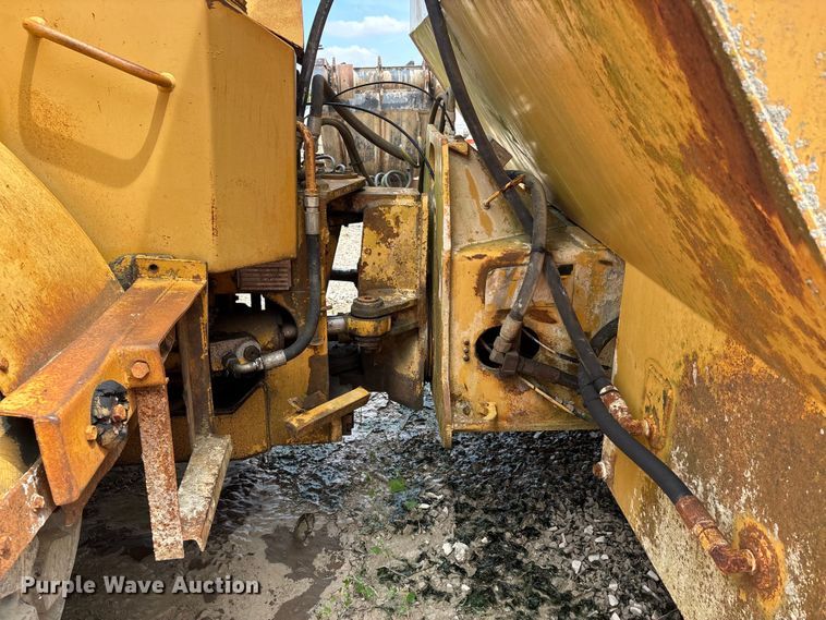 image for item DV4261 Caterpillar water wagon