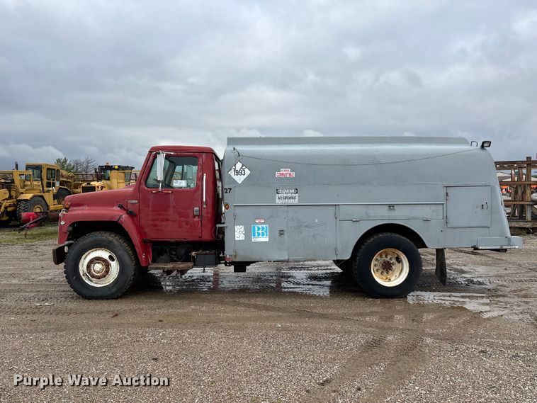 image for item DV4269 1979 International 1854 fuel truck