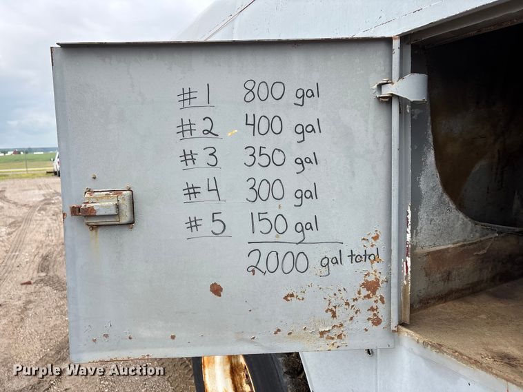 image for item DV4269 1979 International 1854 fuel truck