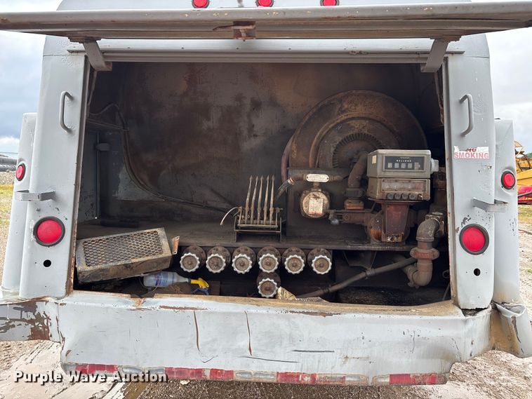 image for item DV4269 1979 International 1854 fuel truck