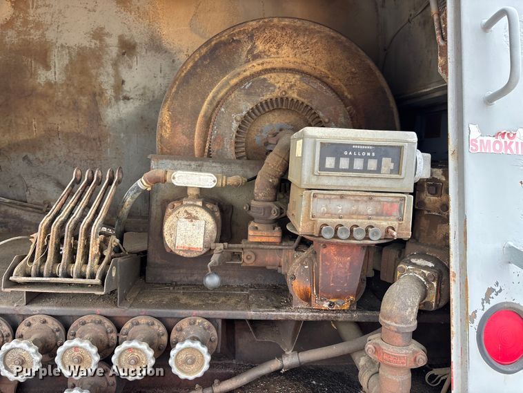 image for item DV4269 1979 International 1854 fuel truck