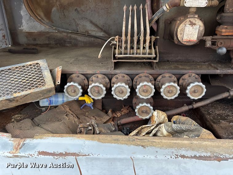 image for item DV4269 1979 International 1854 fuel truck