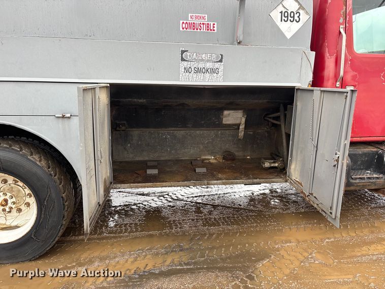 image for item DV4269 1979 International 1854 fuel truck