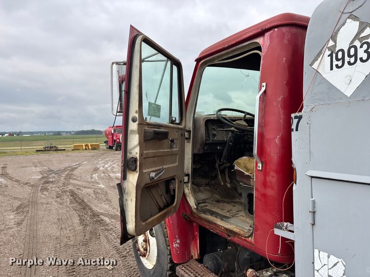 image for item DV4269 1979 International 1854 fuel truck