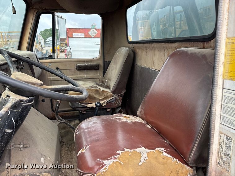 image for item DV4269 1979 International 1854 fuel truck