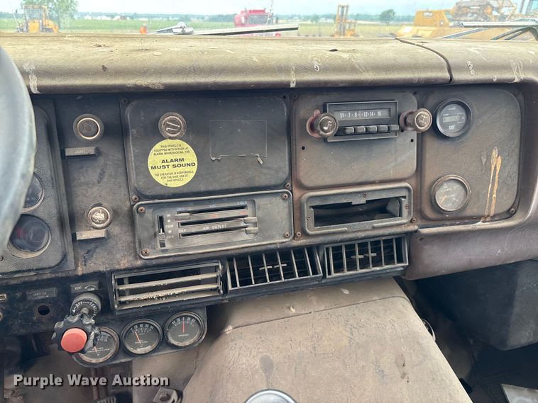 image for item DV4269 1979 International 1854 fuel truck