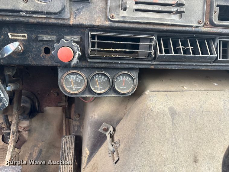 image for item DV4269 1979 International 1854 fuel truck