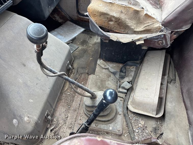image for item DV4269 1979 International 1854 fuel truck
