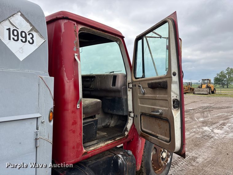 image for item DV4269 1979 International 1854 fuel truck