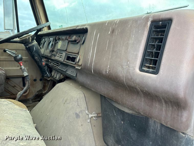 image for item DV4269 1979 International 1854 fuel truck