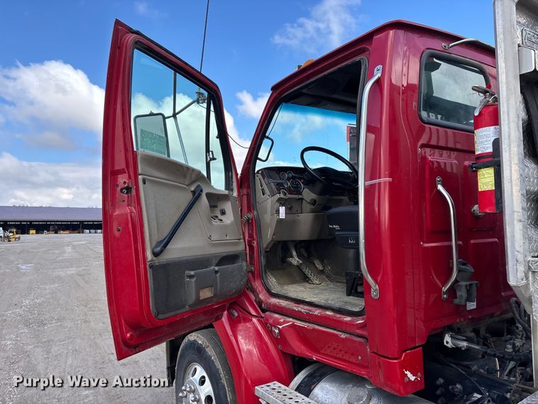 image for item DV4274 2006 Sterling 9500 semi truck