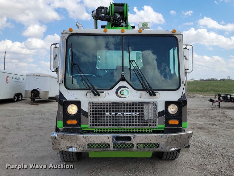 image for item DZ7030 2007 Mack MR688S concrete pump truck