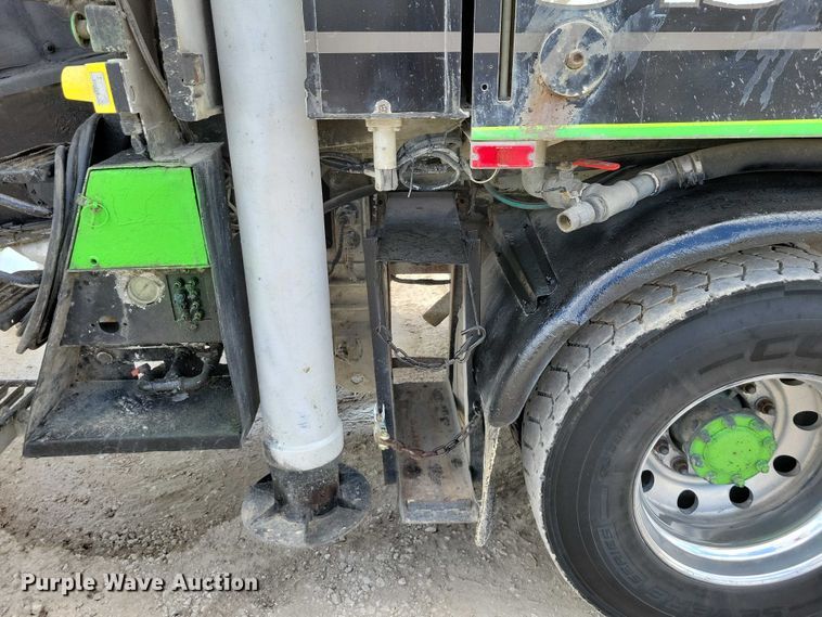 image for item DZ7030 2007 Mack MR688S concrete pump truck