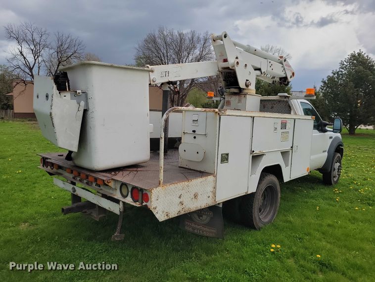 image for item DZ7041 2006 Ford F550 bucket truck