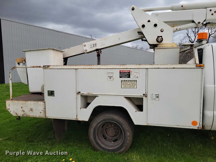 image for item DZ7041 2006 Ford F550 bucket truck