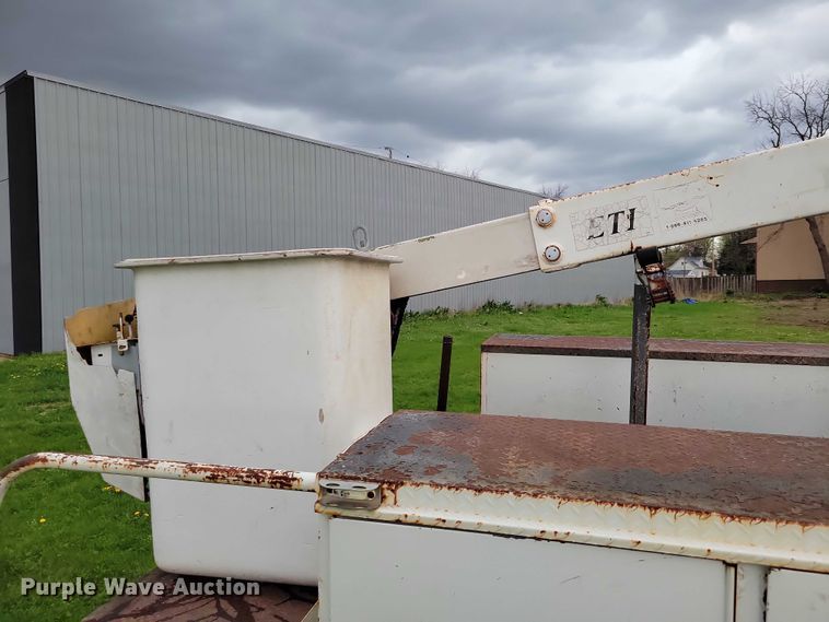 image for item DZ7041 2006 Ford F550 bucket truck