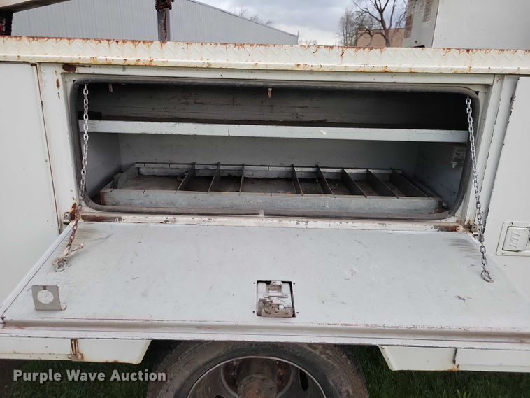 image for item DZ7041 2006 Ford F550 bucket truck