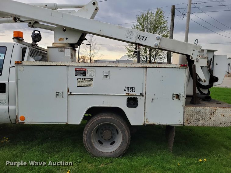 image for item DZ7041 2006 Ford F550 bucket truck
