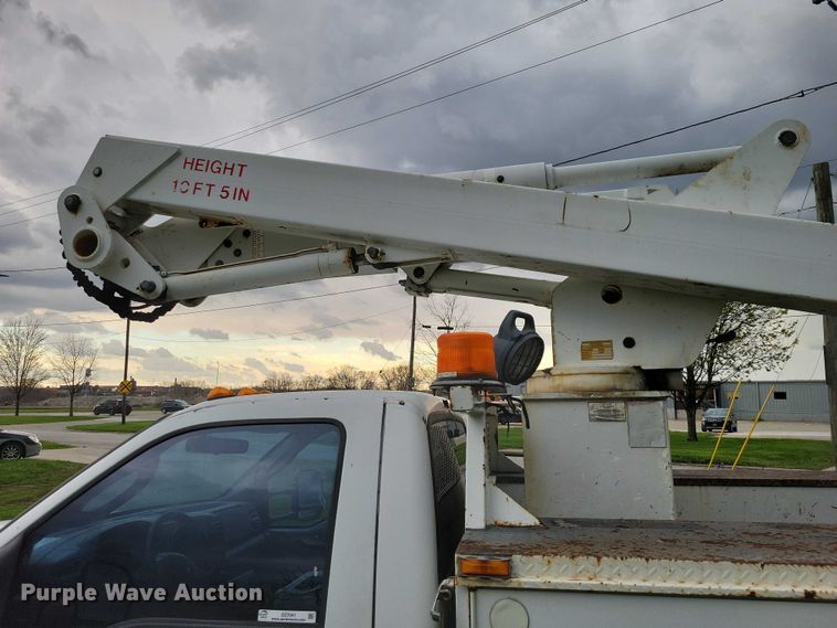 image for item DZ7041 2006 Ford F550 bucket truck