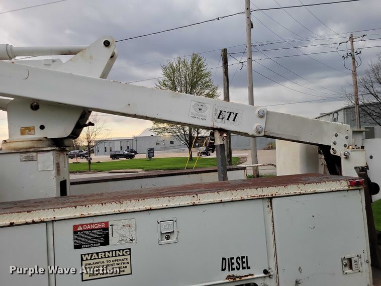 image for item DZ7041 2006 Ford F550 bucket truck