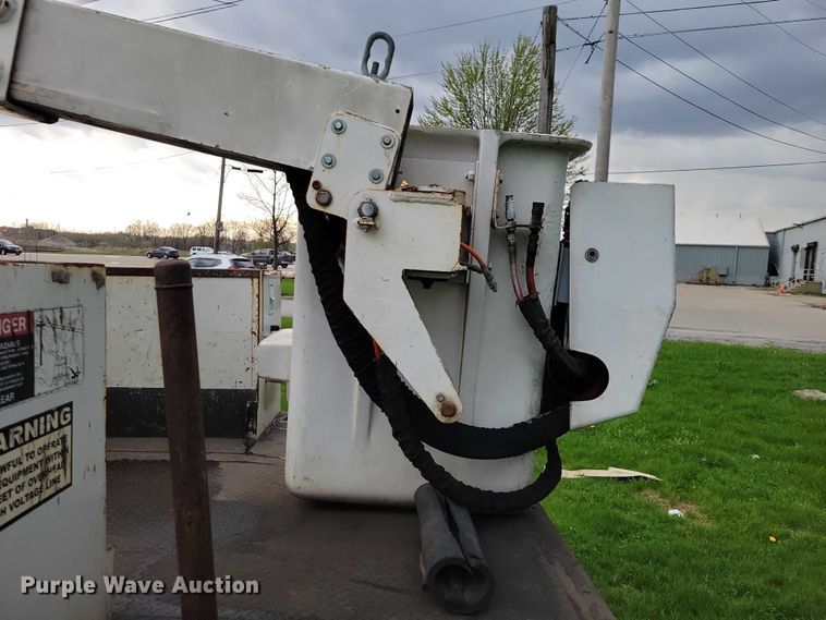 image for item DZ7041 2006 Ford F550 bucket truck