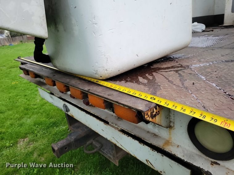 image for item DZ7041 2006 Ford F550 bucket truck
