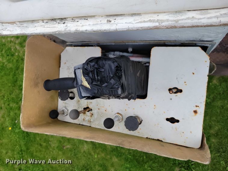 image for item DZ7041 2006 Ford F550 bucket truck