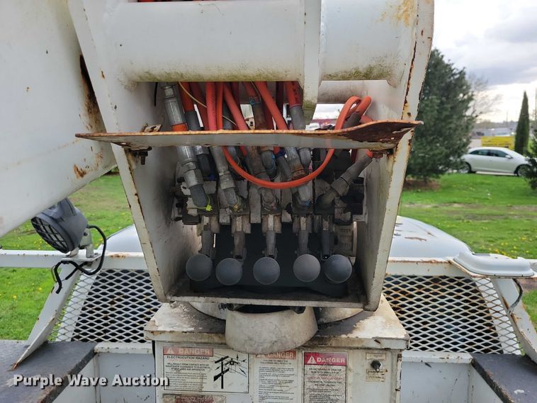 image for item DZ7041 2006 Ford F550 bucket truck