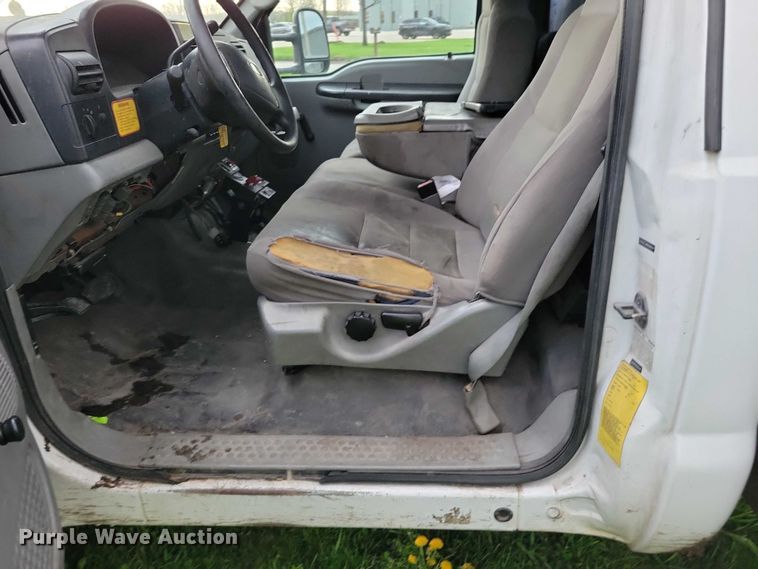 image for item DZ7041 2006 Ford F550 bucket truck